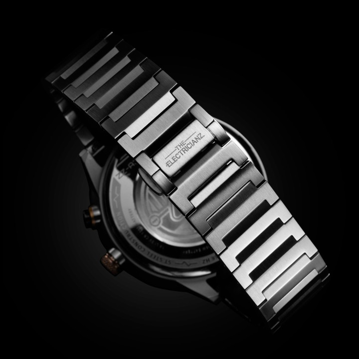 Steel Z Metal (Small case scratch)