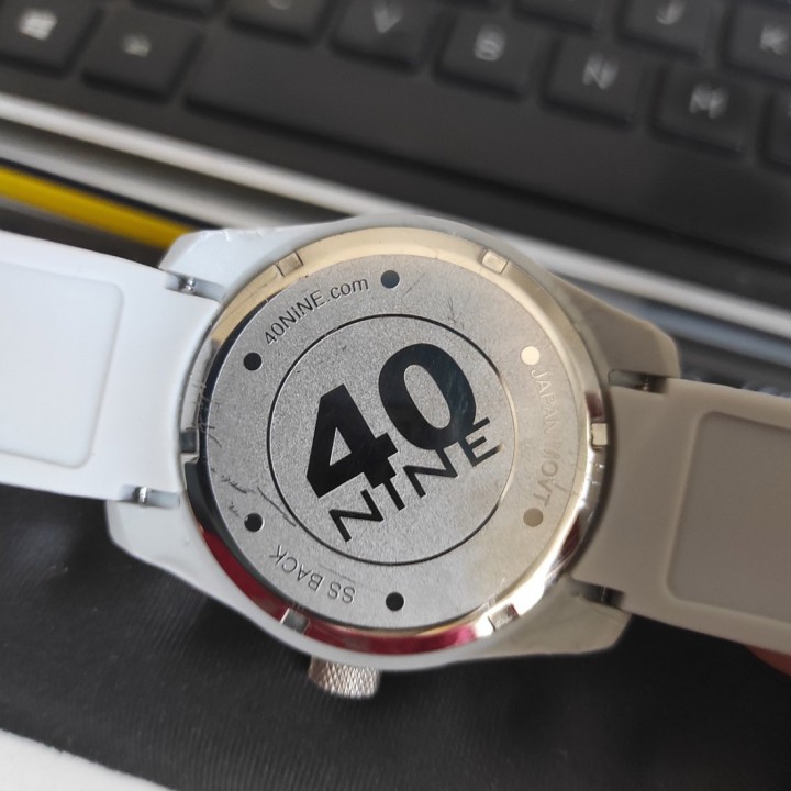 BASIC 43MM Grey-Orange (Fondello e Cassa graffiati)