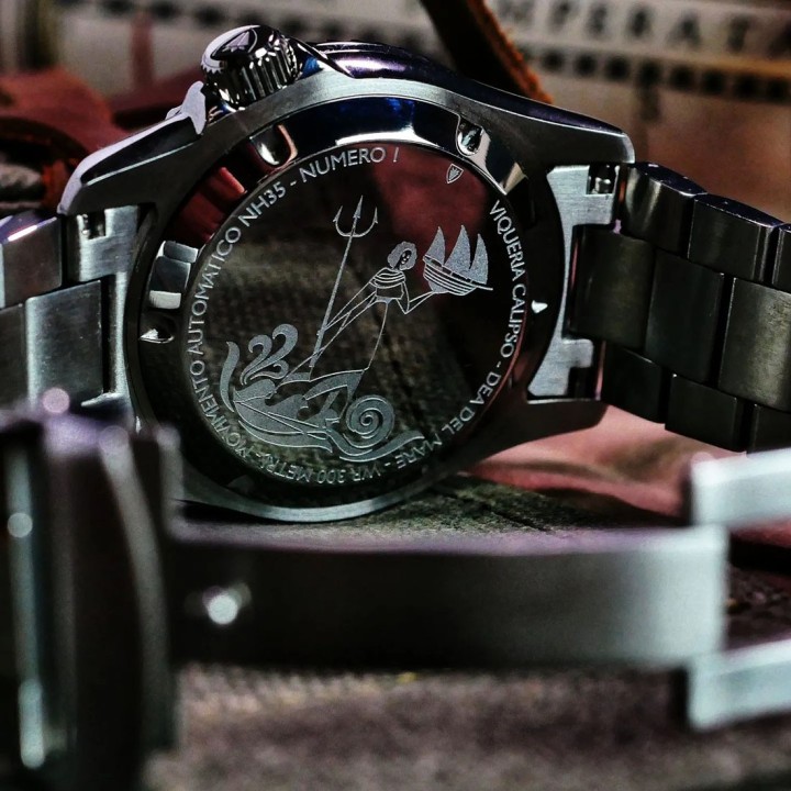 Calipso Brown (dot on the bezel and scratched caseback)