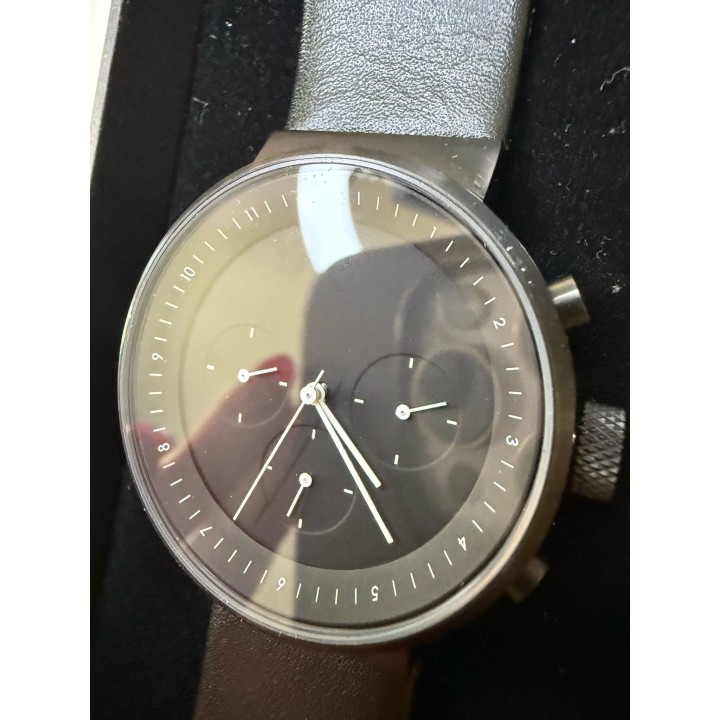 Kiura Black worn strap and scratch on case