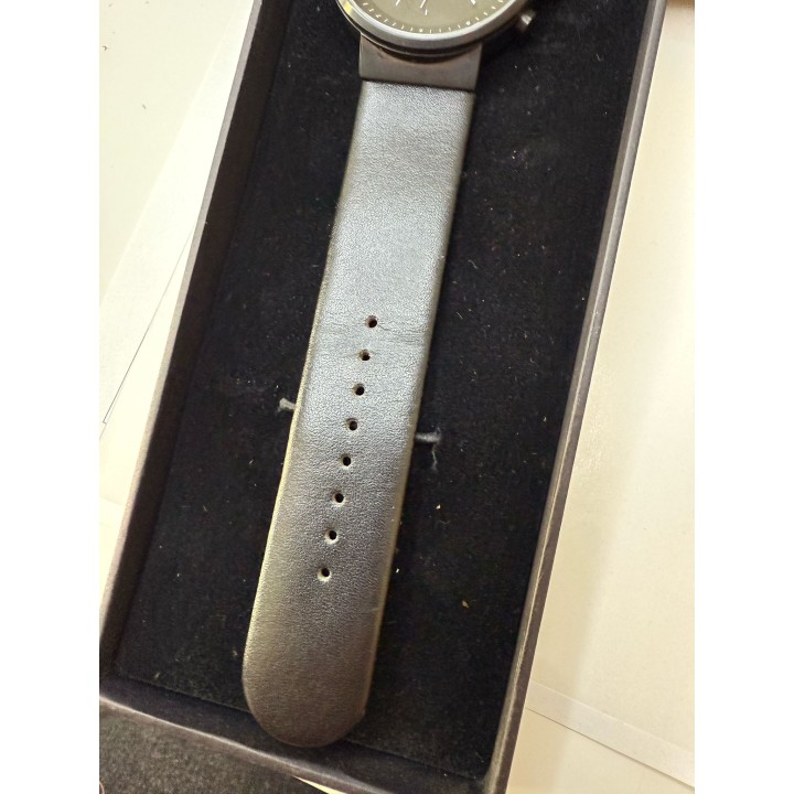 Kiura Black worn strap and scratch on case